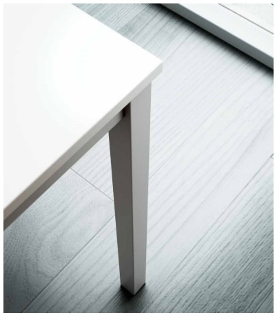 Detalle de mesa MADI de pata cuadrada y estructura perimetral de acero. Pintadas siempre en epoxi color Aluminio.