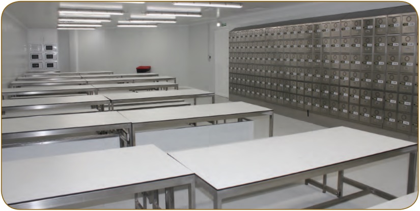 Mesa con bancos plegables. Encimeras y asiento de melamina. Estructura de acero pintado epoxi.